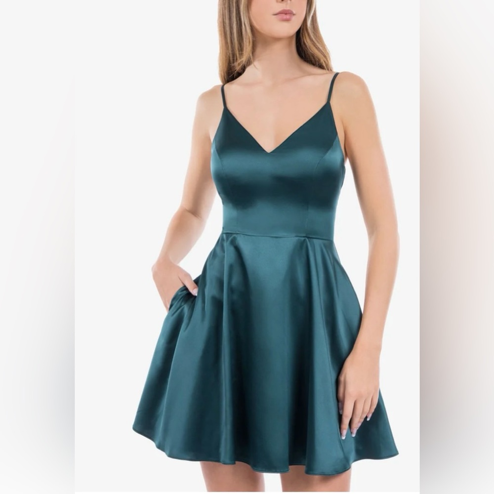 B Darlin green zippered adjustable pocketed spaghetti strap V-neck short dress.